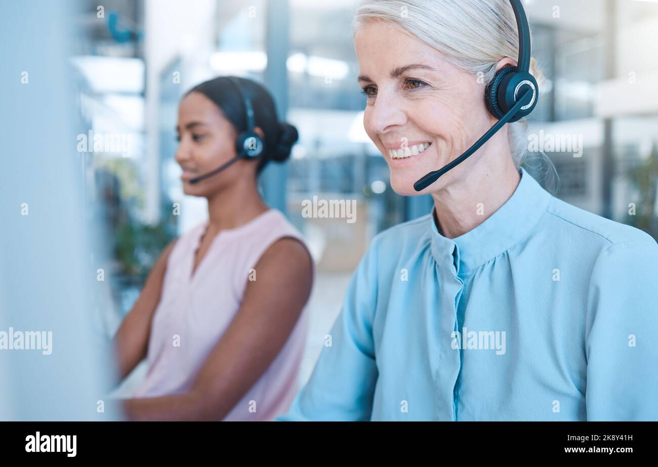 Callcenter, Frau und Kopfhörer, Telefonanruf und Kontakt, technischer Support oder Customer-Help-Desk-Unternehmen, Mitarbeiterberatung mit dem Kunden. Kommunikation Stockfoto