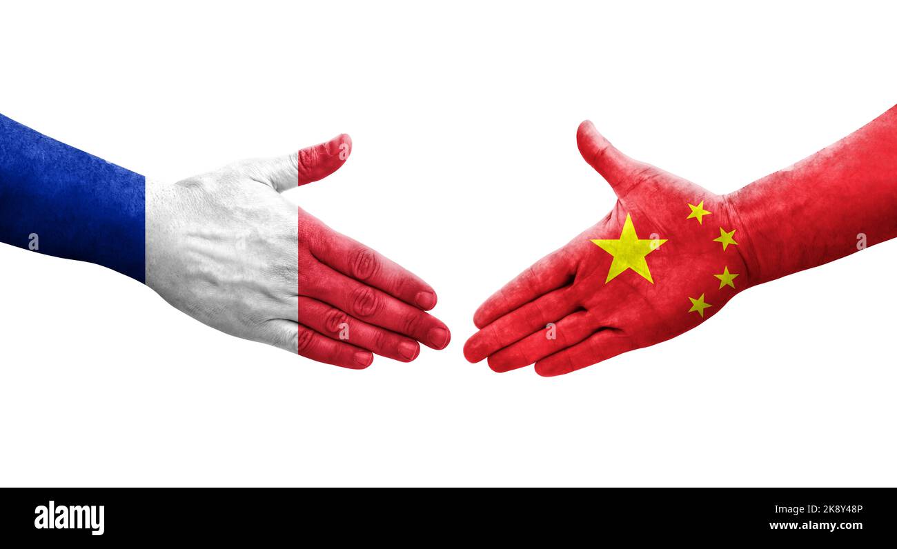 Handschlag zwischen China und Frankreich Flaggen auf Händen gemalt, isolierte transparente Bild. Stockfoto