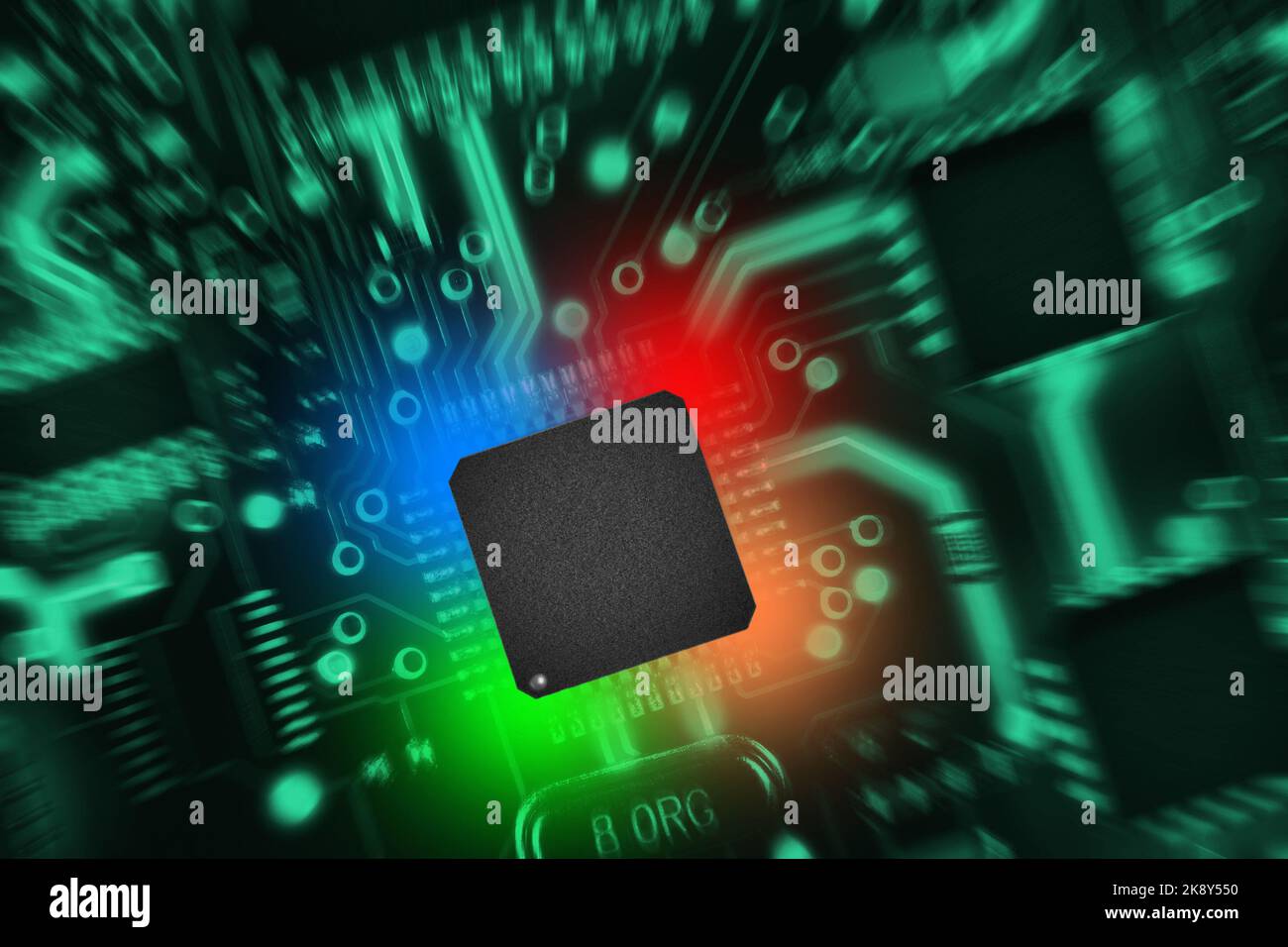 Platine mit Komponenten in grünen Farbtönen. Abstract high tech Hintergrund. Zoom Effekt. Stockfoto