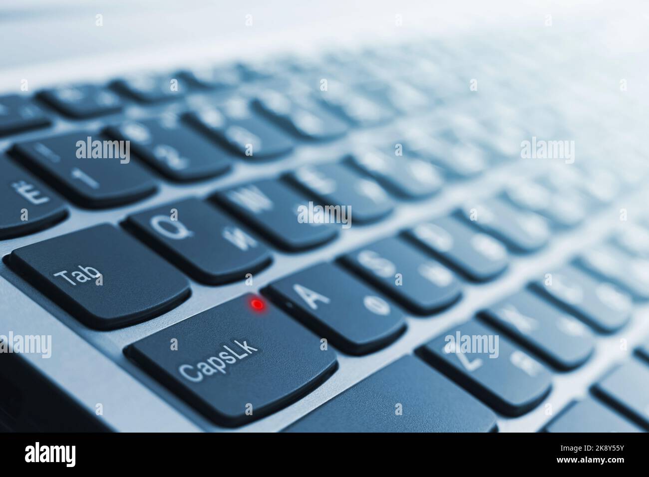 Nahaufnahme der Laptop-Tastatur, perspektivisch aufgenommen und mit Hintergrundbeleuchtung Stockfoto