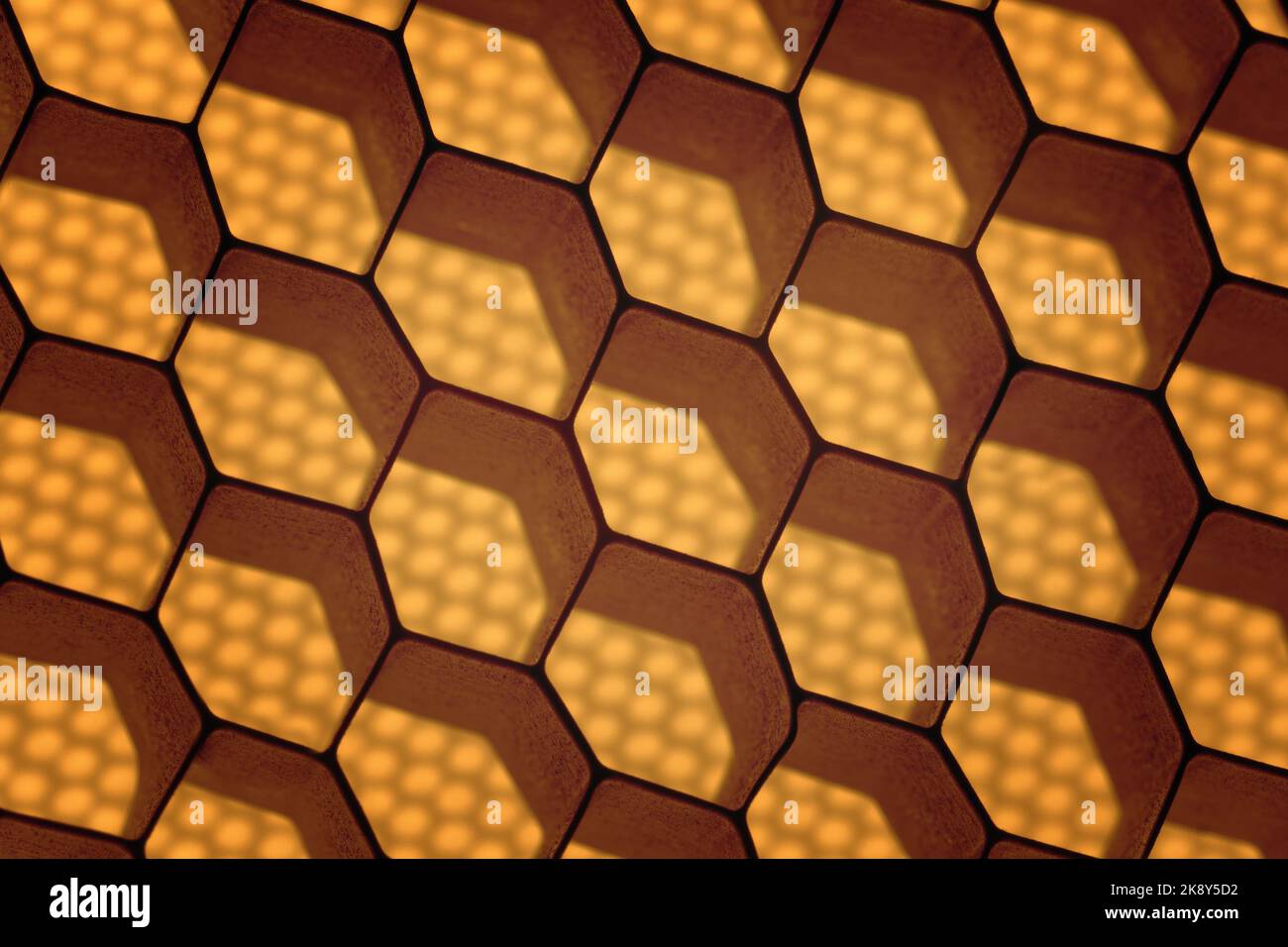 Abstrakter geometrischer Hintergrund von sechseckigen Zellen mit gelben Markierungen. Stockfoto