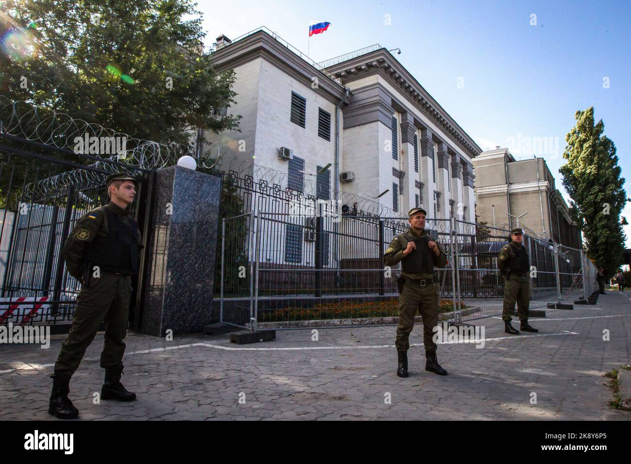 Ukrainische Soldaten bewachen das Gebäude der russischen Botschaft in Kiew. Stockfoto