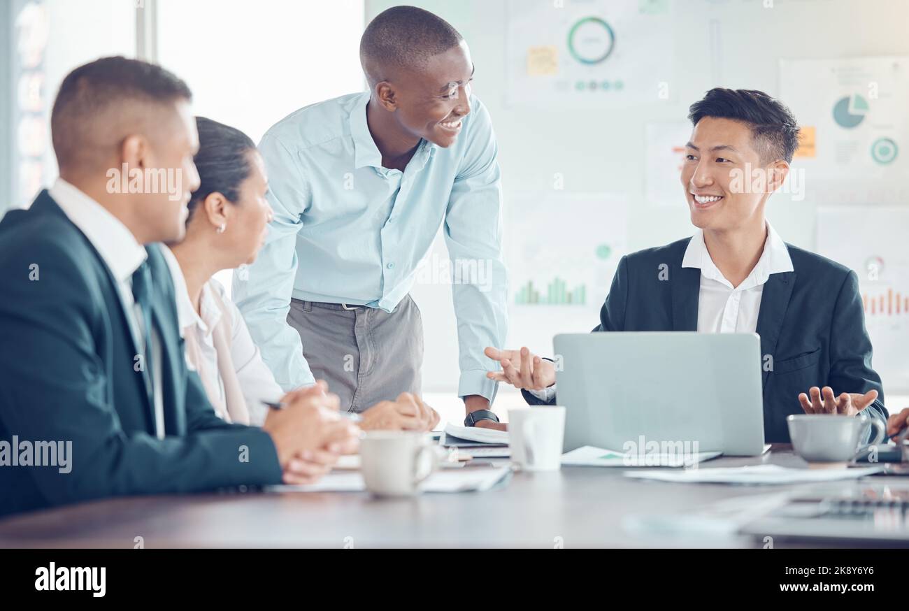 Lächeln, Marketing und Mitarbeiter treffen sich, planen und arbeiten an einer Strategie für ihr Startup-Geschäft. Glücklich, Unternehmen und Ausbildung der Mitarbeiter sprechen Stockfoto