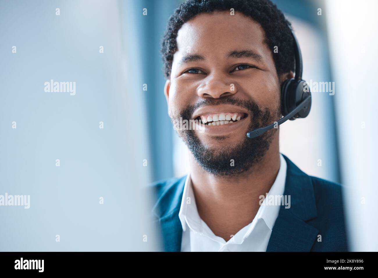 Kundensupport, schwarzer Mann und Callcenter-Berater sprechen mit einem Online-Client mit einem Headset. Kundenservice, Empfangsdame und Telemarketing Stockfoto