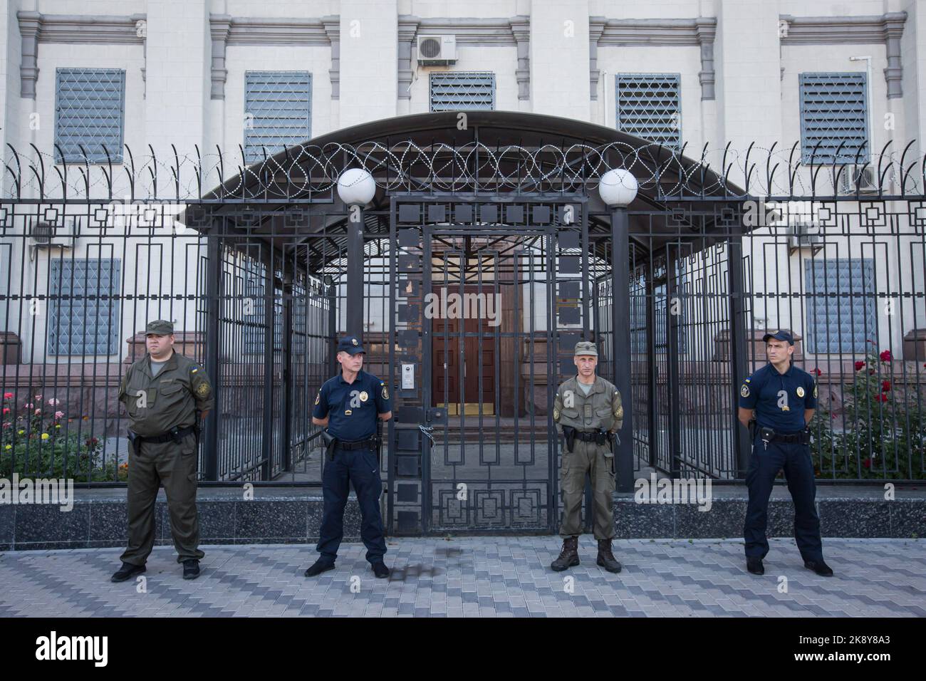 Ukrainische Soldaten und Polizisten bewachen das Gebäude der russischen Botschaft in Kiew. Stockfoto
