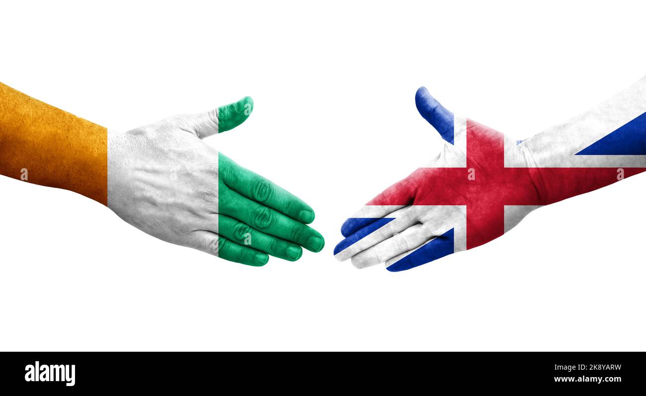Handschlag zwischen Flaggen aus Großbritannien und der Elfenbeinküste auf Händen gemalt, isoliertes transparentes Bild. Stockfoto