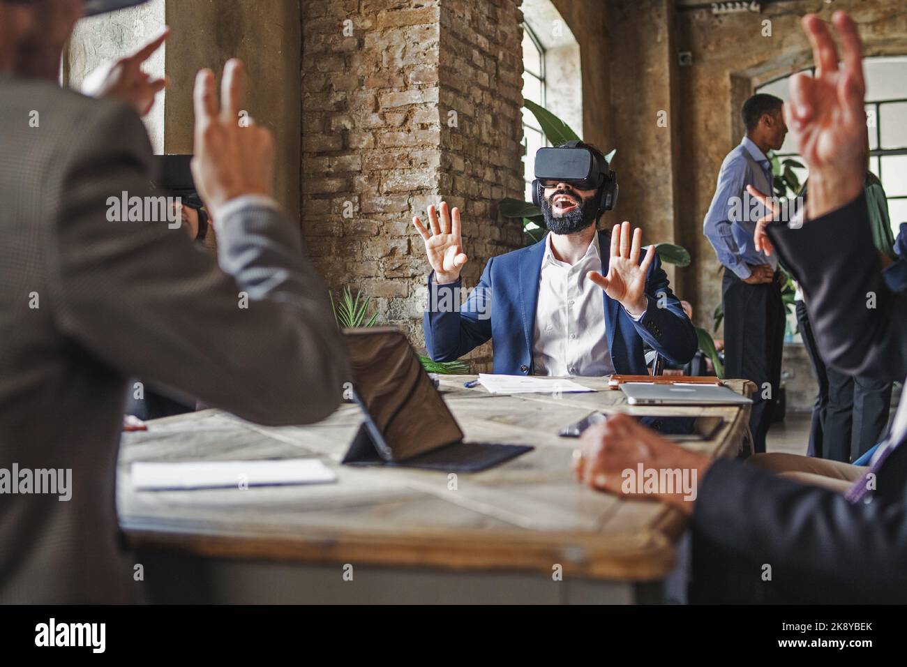 Gruppe von jungen Unternehmern, die an einem 3D-Projekt in Metaverse mit Schutzbrillen für die Virtual-Reality-Navigation arbeiten - Web 3,0 - Business Lifestyle Concep Stockfoto