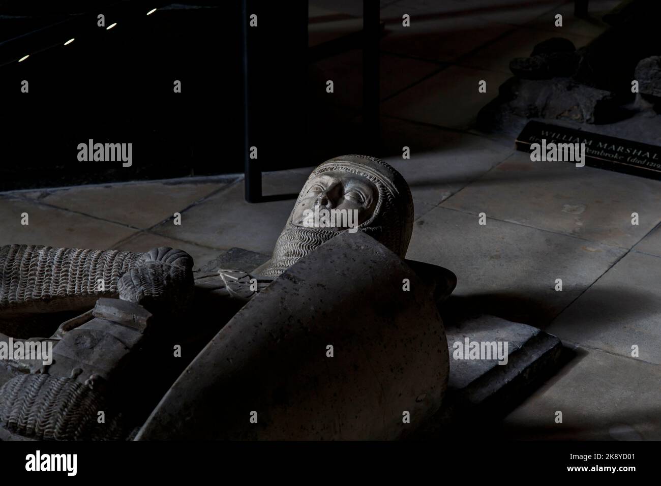 LONDON, GROSSBRITANNIEN - 19. SEPTEMBER 2014: Dies ist ein alter Rittersarkophag der Tempelritter in der Tempelkirche. Stockfoto