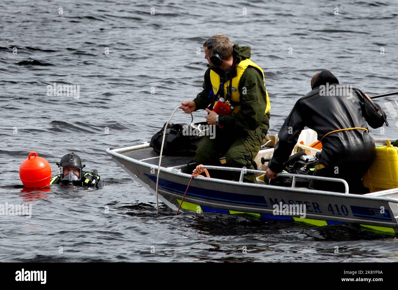 Die Polizei sucht nach einer vermissten Person, hier suchen sie unter anderem an einem See mit Tauchern. Stockfoto