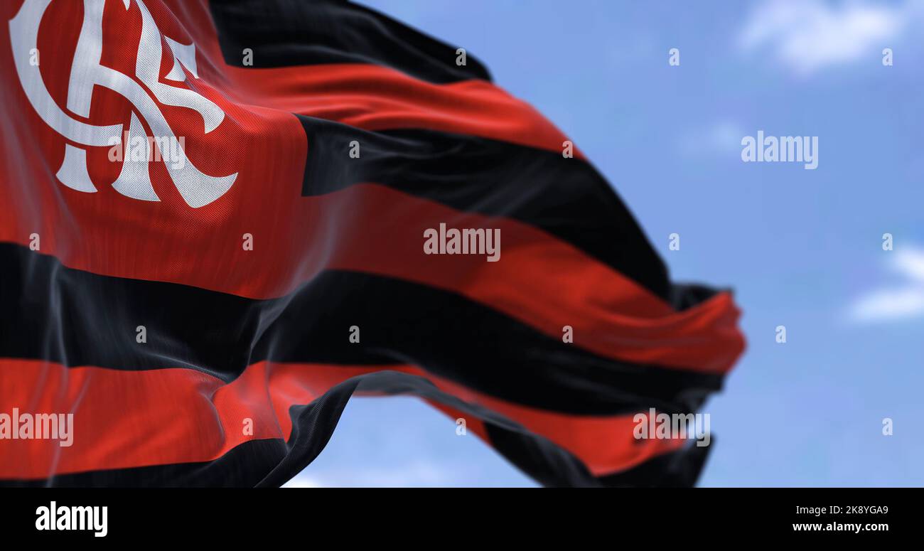 Rio de Janeiro, BR, Oktober 2022: Nahaufnahme der Flaggenschwenk im Wind. Flamengo ist ein brasilianischer Multi-Sport-Club, der vor allem für die bekannt ist Stockfoto