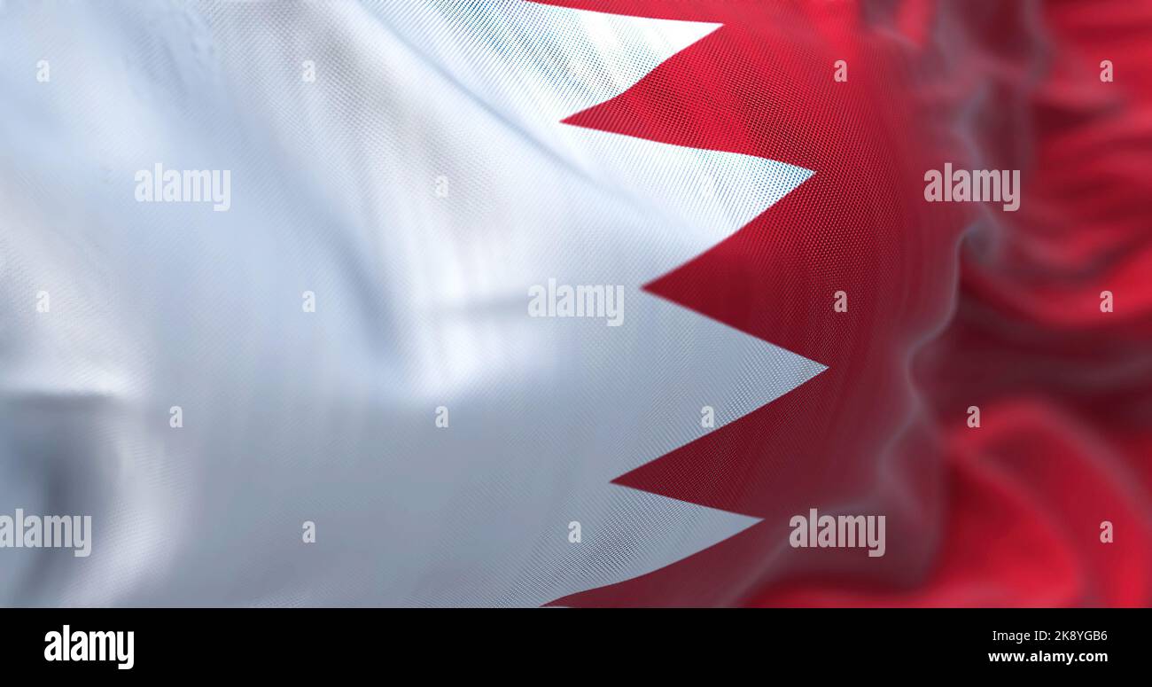 Nahaufnahme der im Wind winkenden Nationalflagge von Bahrain. Das Königreich Bahrain ist ein Inselstaat in Westasien. Texturierter Hintergrund aus Stoff Stockfoto