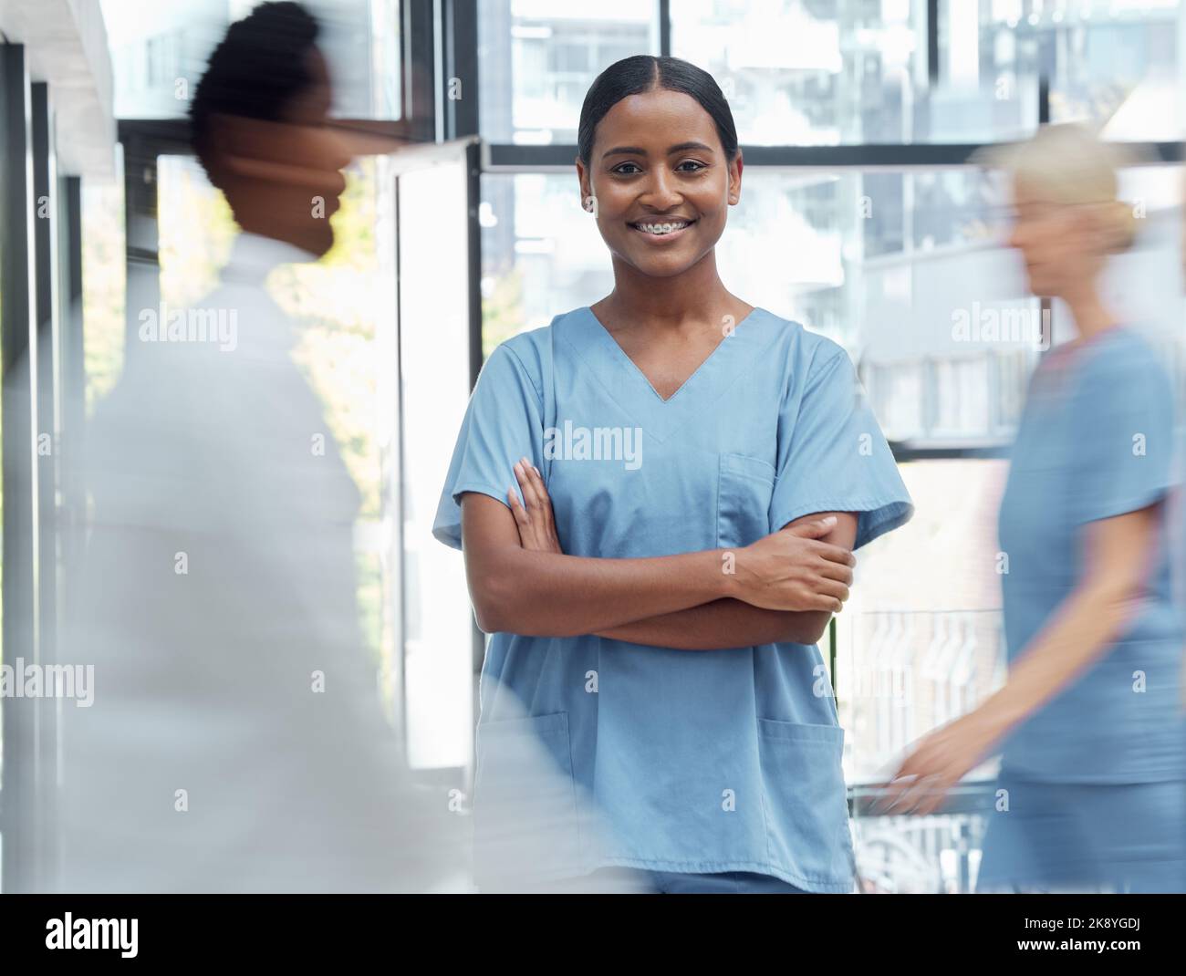 Arzt, Krankenschwester oder Chirurg in einem stark frequentierten Krankenhaus, Beratung und Arbeit im Gesundheitswesen. Porträt eines glücklichen Mediziners mit Stolz, Armen Stockfoto Arzt, Krankenschwester oder Chirurg in einem stark frequentierten Krankenhaus, Beratung und Arbeit im Gesundheitswesen. Porträt eines glücklichen Mediziners mit Stolz, Armen Stockfoto