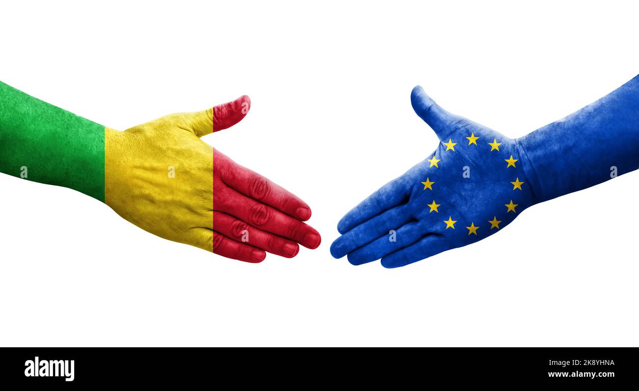 Handschlag zwischen Mali und EU-Flaggen auf Händen gemalt, isoliertes transparentes Bild. Stockfoto