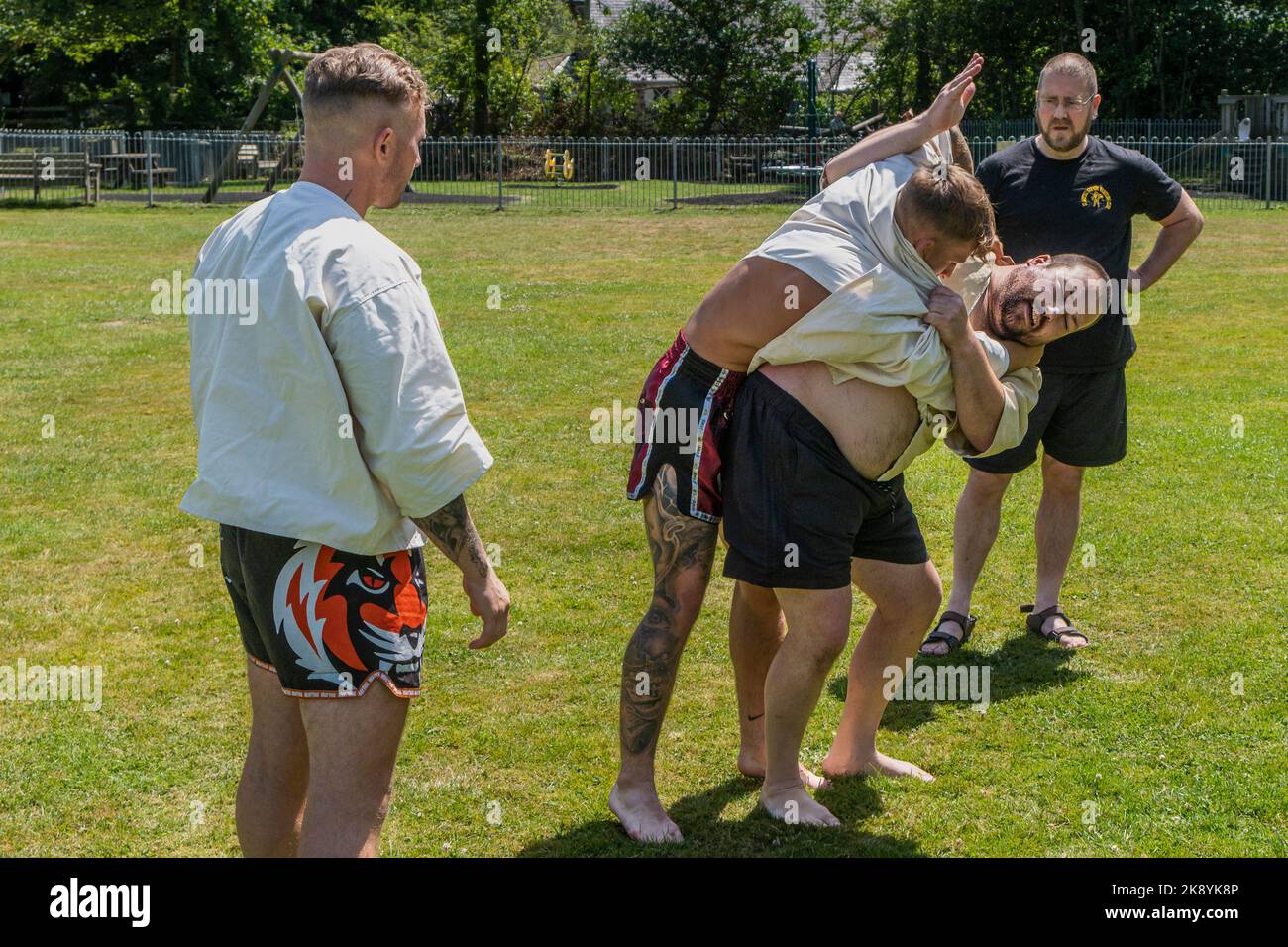 Trainer unterrichten die Regeln und Techniken des Cornish Wrestling vor dem Start des Grand Cornish Wrestling Tournament im malerischen Dorf g Stockfoto