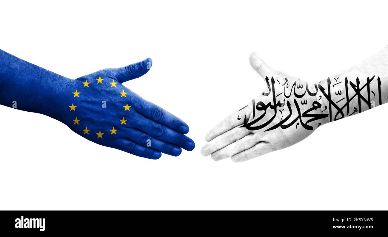 Handschlag zwischen den Flaggen Palästinas und der Europäischen Union auf den Händen gemalt, isoliertes transparentes Bild. Stockfoto