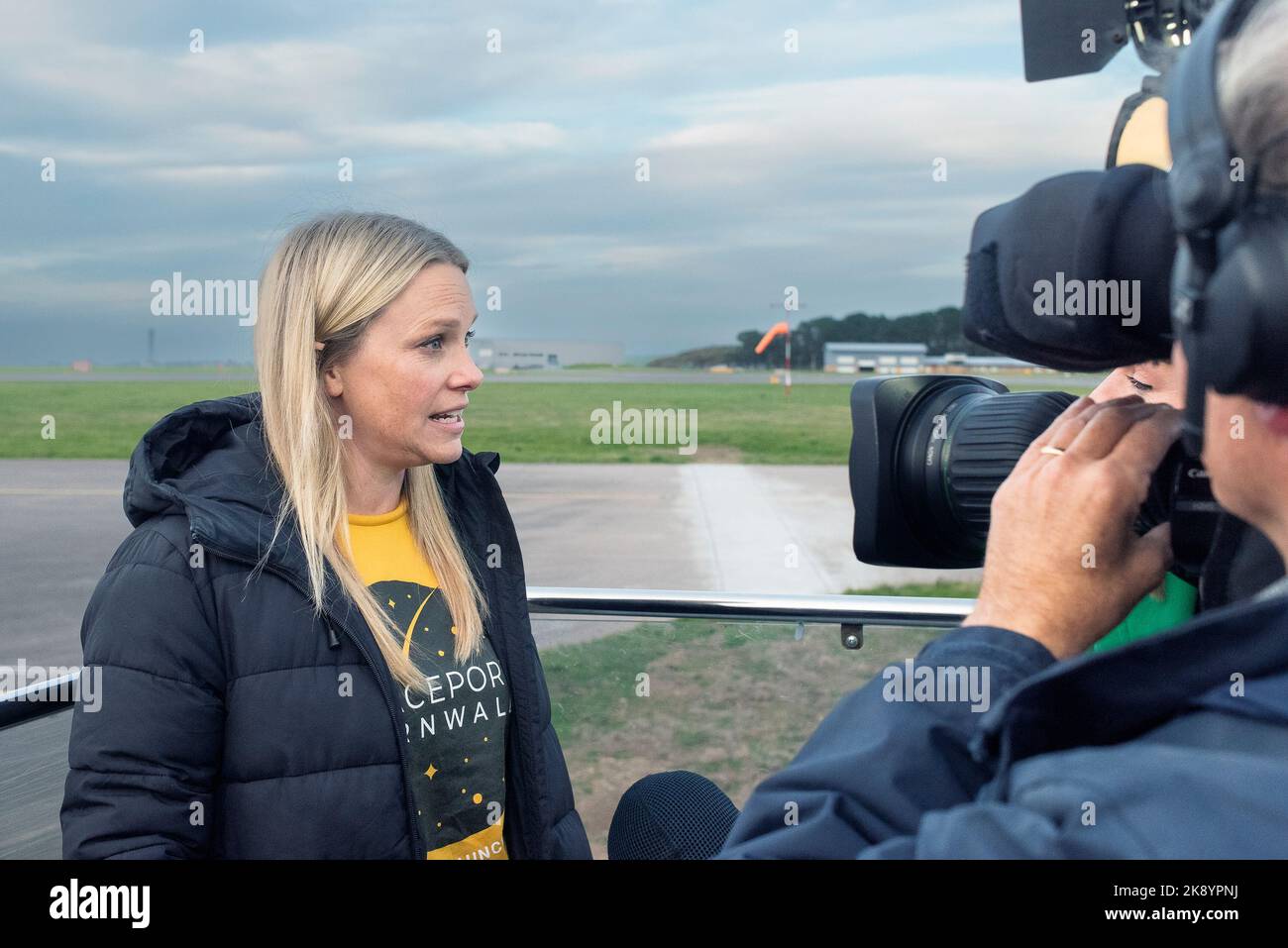 Melissa Thorpe, Direktorin von Spaceport Cornwall, wurde über die lang erwartete Ankunft der Virgin Orbit, Cosmic Girl, einer 747-400-Konvertierten, interviewt Stockfoto