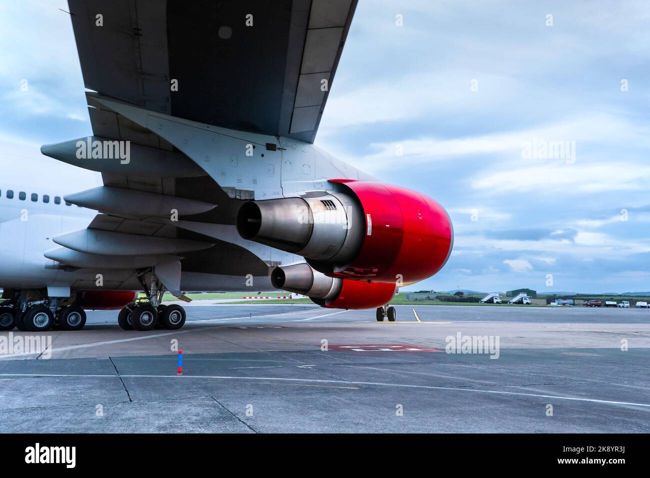Nahaufnahme der Triebwerke auf dem Flügel der Virgin Orbit, Cosmic Girl, eine 747-400, die zu einer zum Stillstand rollenden Raketenstartplattform umgebaut wurde Stockfoto