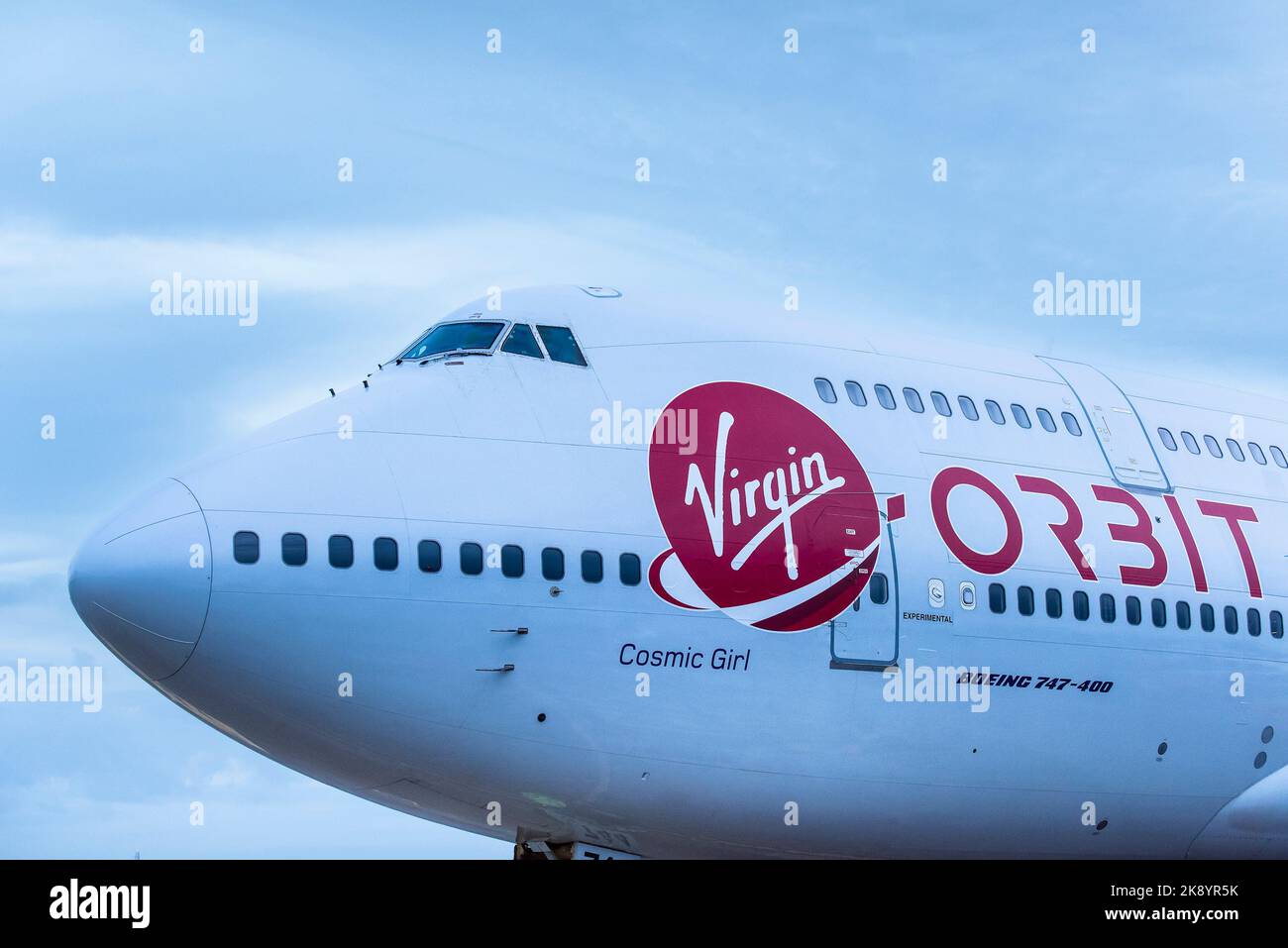 Nahaufnahme des Virgin-Logos auf dem Rumpf der Virgin Orbit, Cosmic Girl, einer 747-400, die zu einer Raketenstartplattform umgebaut wurde, die rollt Stockfoto