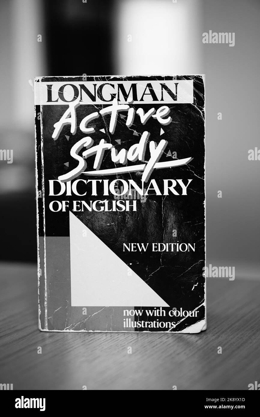 Eine schwarz-weiße vertikale Aufnahme eines alten Longman Active Study Dictionary of English. Stockfoto