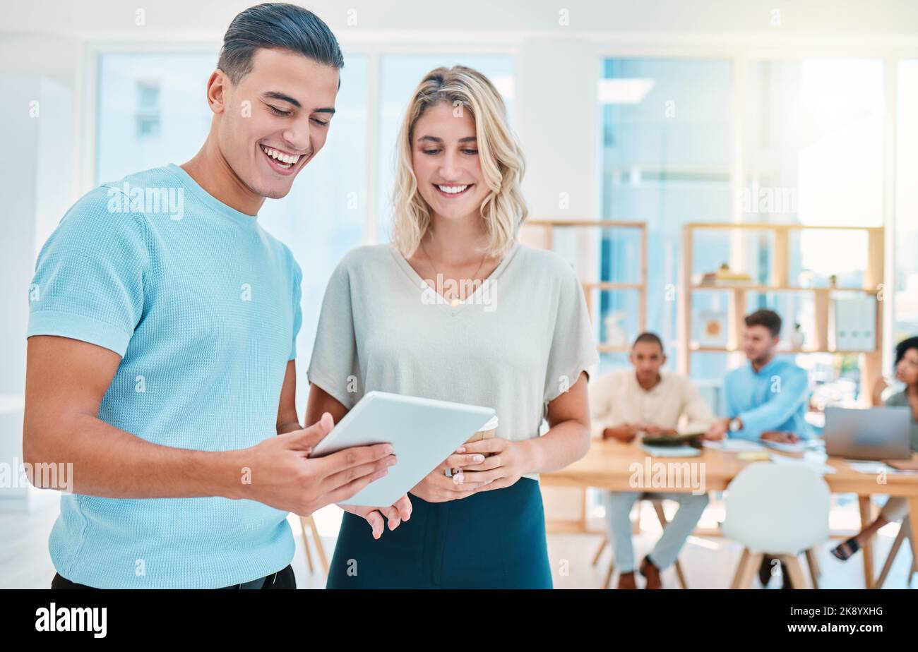 Geschäft, digitales Tablet und Treffen im Büro von glücklichen Mitarbeitern oder Mitarbeitern mit Team, das in der Gruppe zusammenarbeitet. Teamarbeit, Zusammenarbeit oder Stockfoto