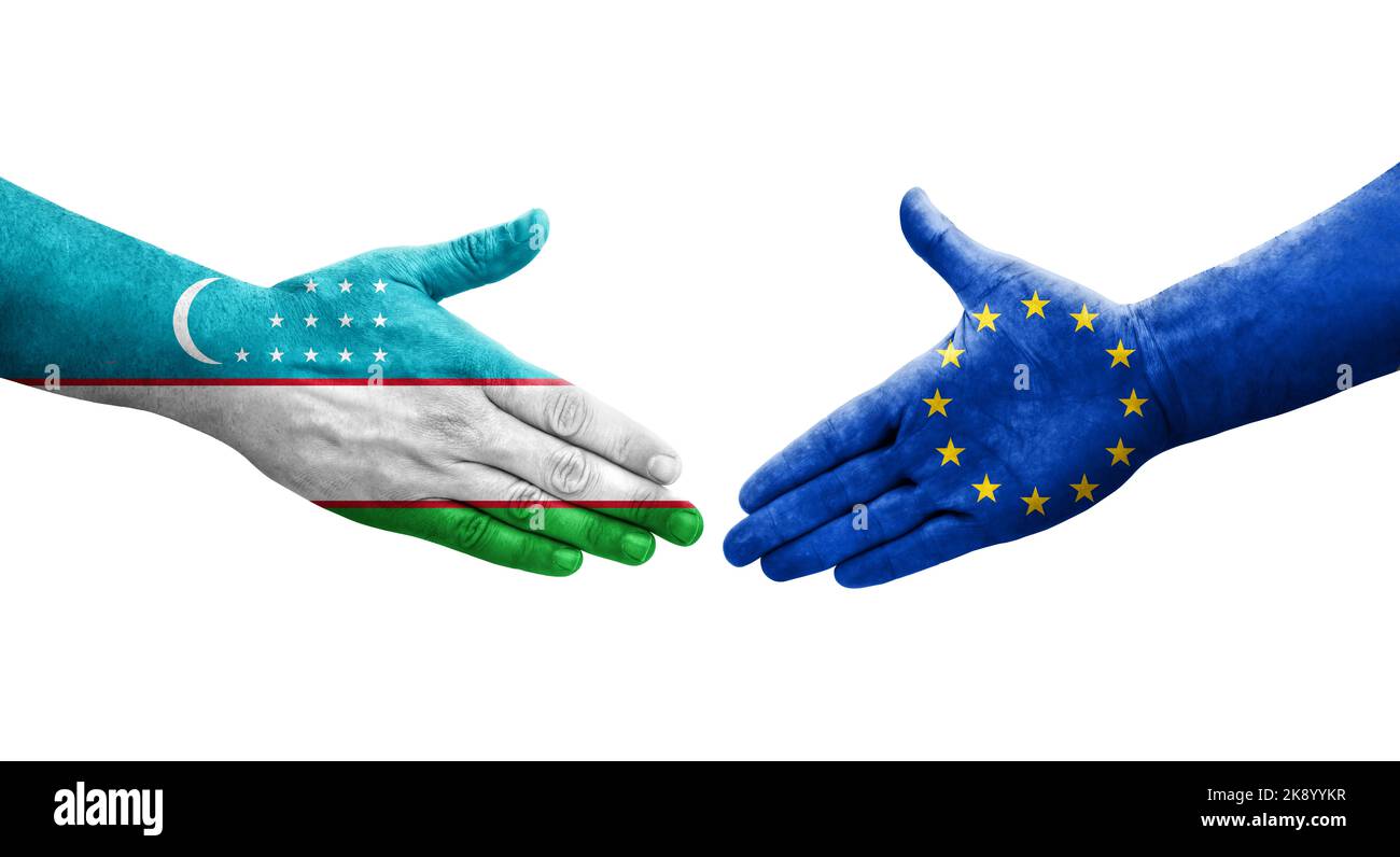 Handschlag zwischen usbekischen und EU-Flaggen auf Händen gemalt, isoliertes transparentes Bild. Stockfoto