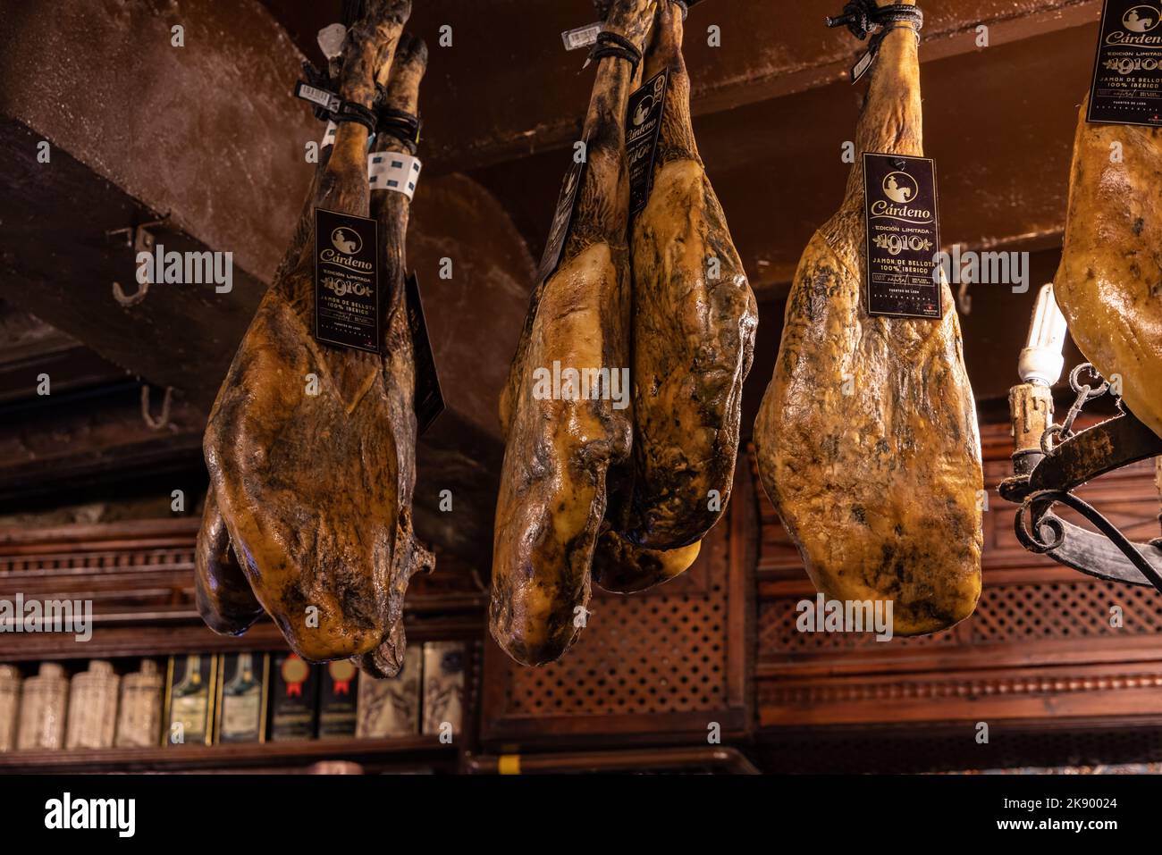 Nahaufnahme großer Fleischstücke mit Knochen in der Holzbar El Rinconcillo - der ältesten in der Welt in Sevilla, Spanien Stockfoto