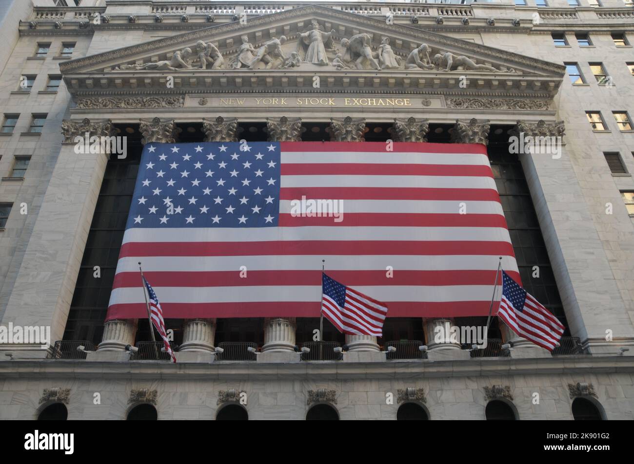 Eine Aufnahme der Fassade des New Yorker Börsengebäudes aus dem unteren Winkel. USA. Stockfoto