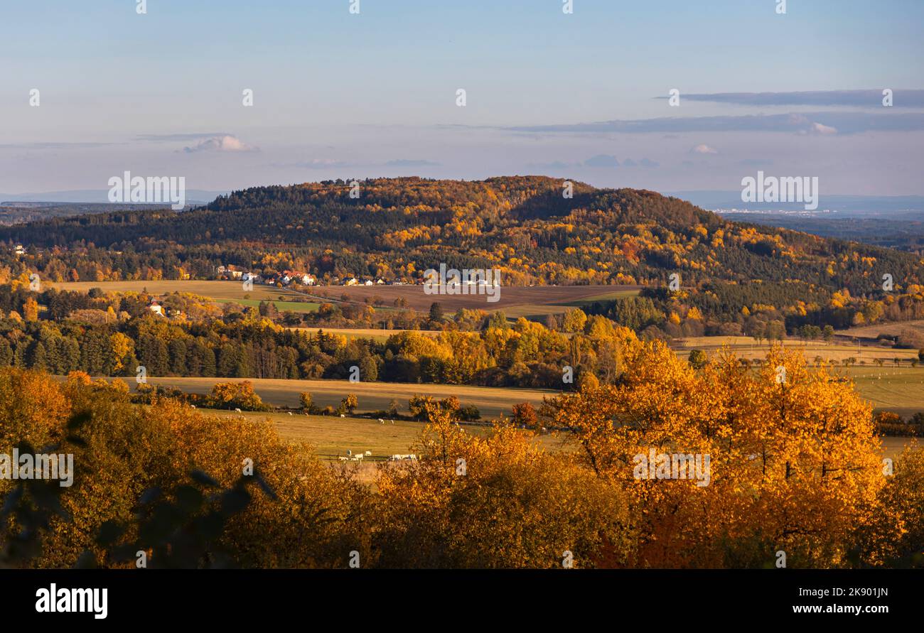 Farbenfrohe Herbstlandschaft. Ovčí vrch (Schaafberg) bei Krasíkov im Bezirk Tachov, Region Pilsen, Tschechische republik. Stockfoto