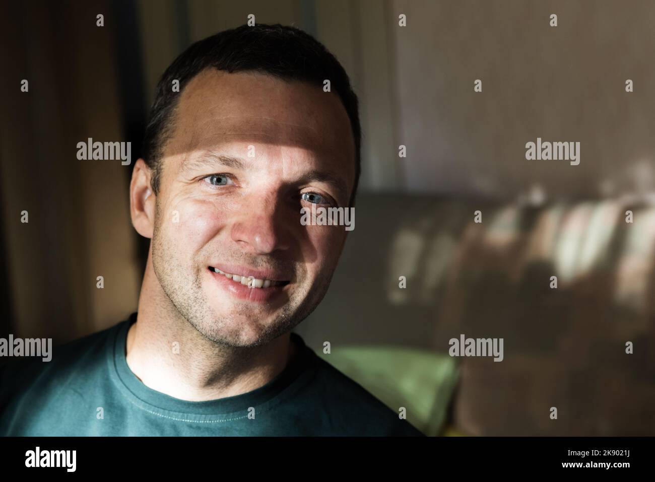 Nahaufnahme des Gesichts Porträt eines lächelnden jungen erwachsenen kaukasischen Mannes, Studiofoto mit selektivem Weichfokus Stockfoto