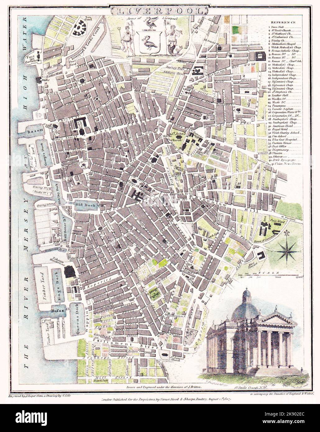 Die Karte von Liverpool von Roper & Cole im Jahr 1807, als es gerade an der Schwelle der Transformation von Stadt zu Stadt stand, mit den frühesten Vororten und nur zehn Docks. Die Hauptdekoration auf der Karte ist eine Gravur der St. Paul’s Church, die westlich der Eisenbahn stand, als sie in den Exchange Station eintritt. In der Mitte befindet sich das Wappen Liverpools. Es gibt zwei Lebervögel, die von Neptun und Triton flankiert werden und Flaggen eines anderen Lebervogels bzw. eines Schiffes halten. Erwähnt werden sollte auch ein Fort und eine Kaserne auf der Mersey, was die Bedrohung durch eine französische Invasion widerspiegelt. Stockfoto