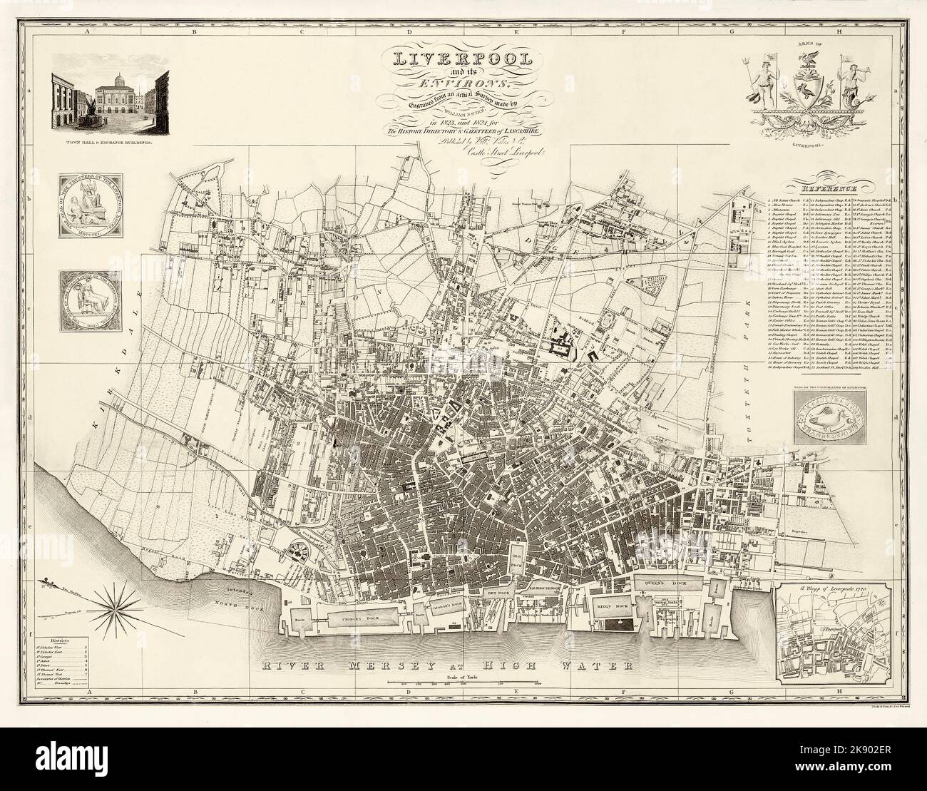 Eine Karte von William Swire aus Liverpool, die 1824 entstand, als die Stadt ins 19.. Jahrhundert übersiedelte, mit einer Liste von Bezirken und Wahrzeichen. Die Docks erstrecken sich vom Queens Dock im Süden bis zum North Dock, das 1834 Waterloo Dock wurde. Everton war ein Dorf mit großen Häusern und Gärten für wohlhabende Kaufleute und Industriellen und sauberer Luft und Blick über den Fluss. Die Karte enthält das Wappen der Corporation of Liverpool mit einer Darstellung des Lebervogels. Rechts unten ist ‘A Mapp of Leverpoole 1720’ zu sehen, das die Stadt fast genau ein Jahrhundert früher illustriert. Stockfoto