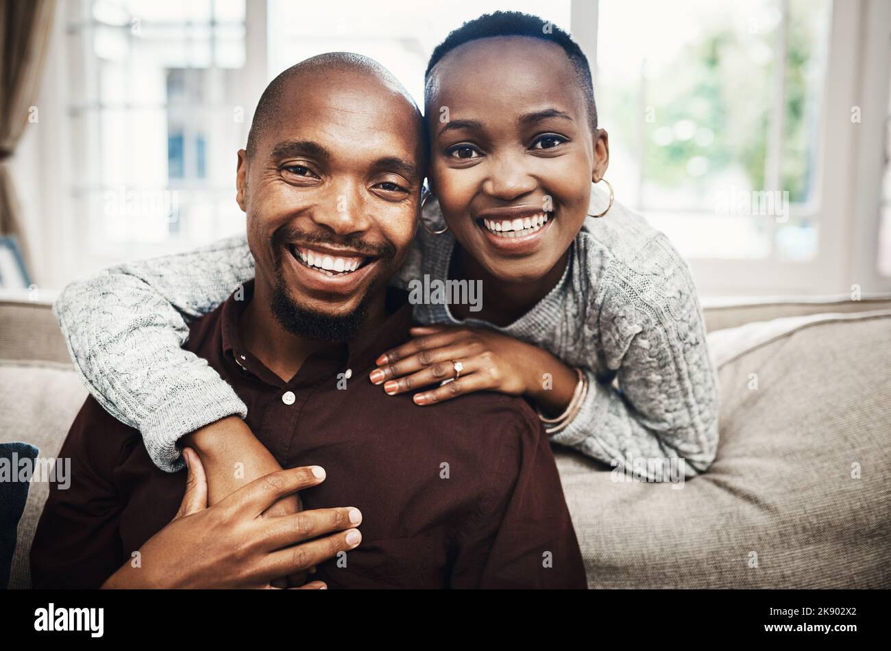 Wir finden Glück in einander. Porträt eines glücklichen und liebevollen jungen Paares, das sich zu Hause verbindet und Zeit miteinander verbringt. Stockfoto