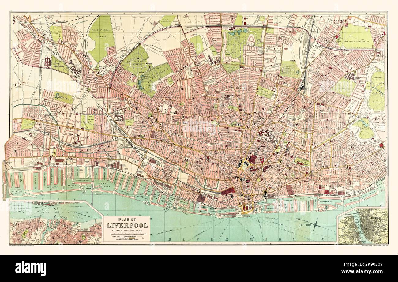 Eine Karte von Liverpool im frühen 20.. Jahrhundert, die von John Bartholomew und Son zwischen 1910 und 1919 veröffentlicht wurde. Es zeigt den Fluss Mersey am unteren Rand, der die Aufmerksamkeit des Betrachters auf das Flussufer und den Pier Head lenkt, und wir sehen die Eisenbahnen, die in das Stadtzentrum an der Lime Street und an den Exchange Stations kommen. Die Karte enthält die Namen einzelner Straßen, Docks, Bahnhöfe, Parks und der Fußballmannschaften von Everton und Liverpool sowie vieler Bürgerhäuser und Institutionen wie dem General Post Office und Parks. Stockfoto