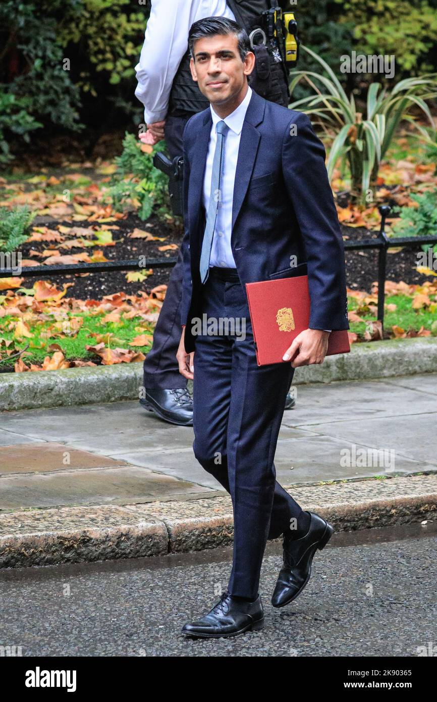 London, Großbritannien. 25. Oktober 2022. Rishi Sunak, neuer britischer Premierminister, während seiner ersten Rede vor der Downing Street heute. Kredit: Imageplotter/Alamy Live Nachrichten Stockfoto