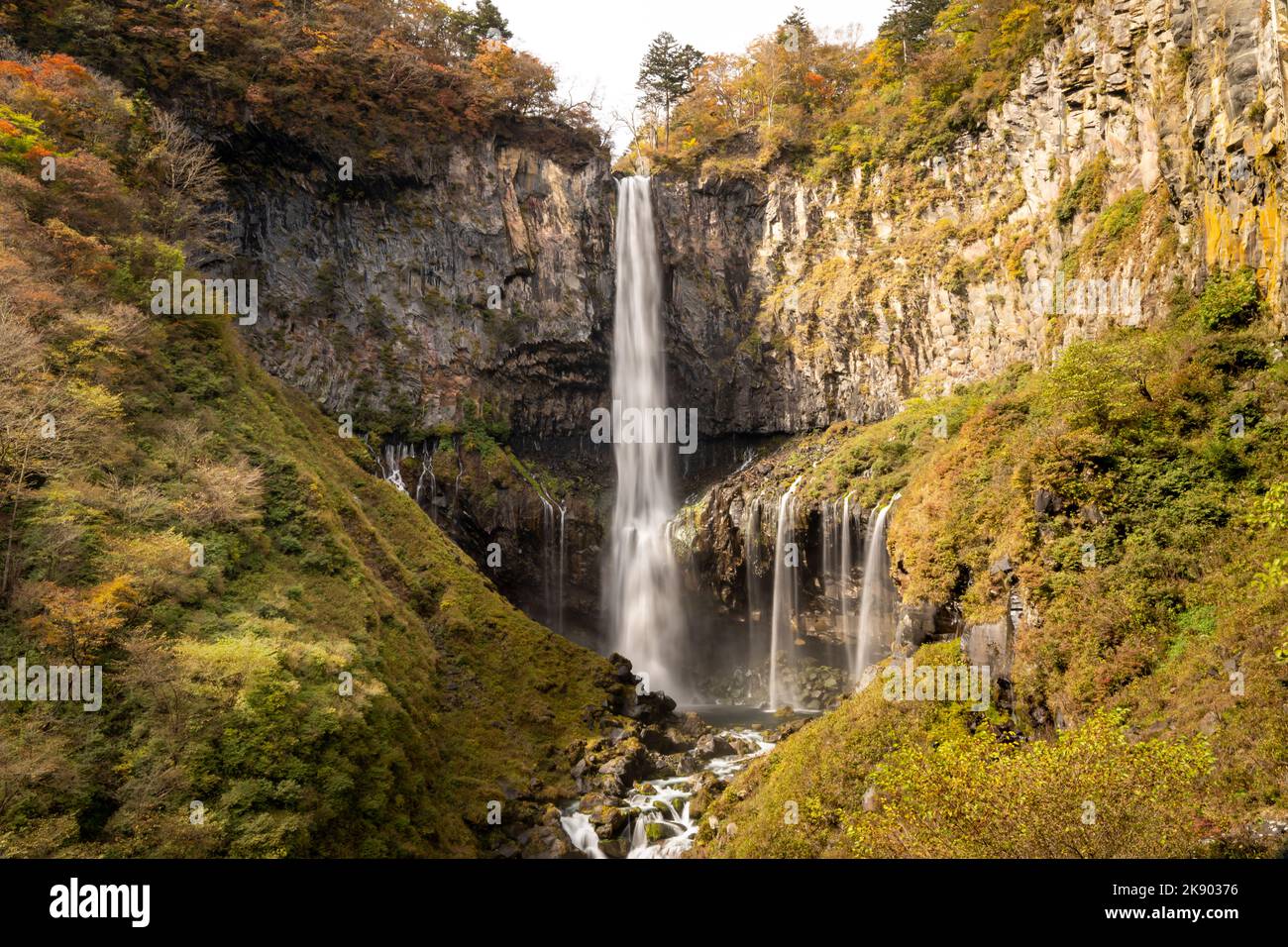 Farbenfrohe majestätische Wasserfall im Nationalpark Wald während Herbst Natur Fotografie.Landschaftsansicht Nationalpark Nikko Japan. Wunderschönes Hotel Stockfoto