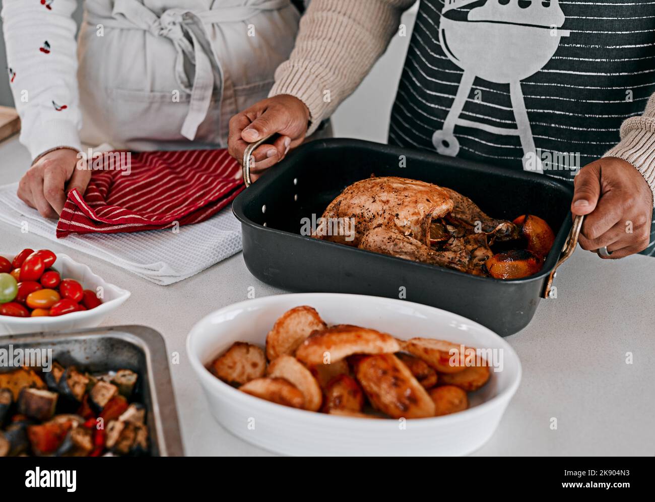 Der Star der Thanksgiving-Show. Ein Paar bereitet zu Hause ein Thanksgiving-Essen zu. Stockfoto