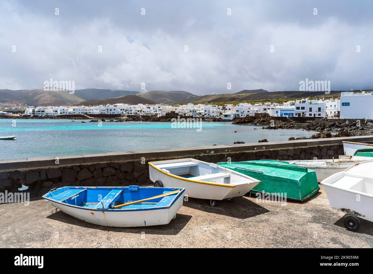 Malerisches Punta Mujeres mit weißer Architektur und natürlichen Pools und Booten im Vordergrund, Lanzarote, Kanarische Inseln, Spanien Stockfoto