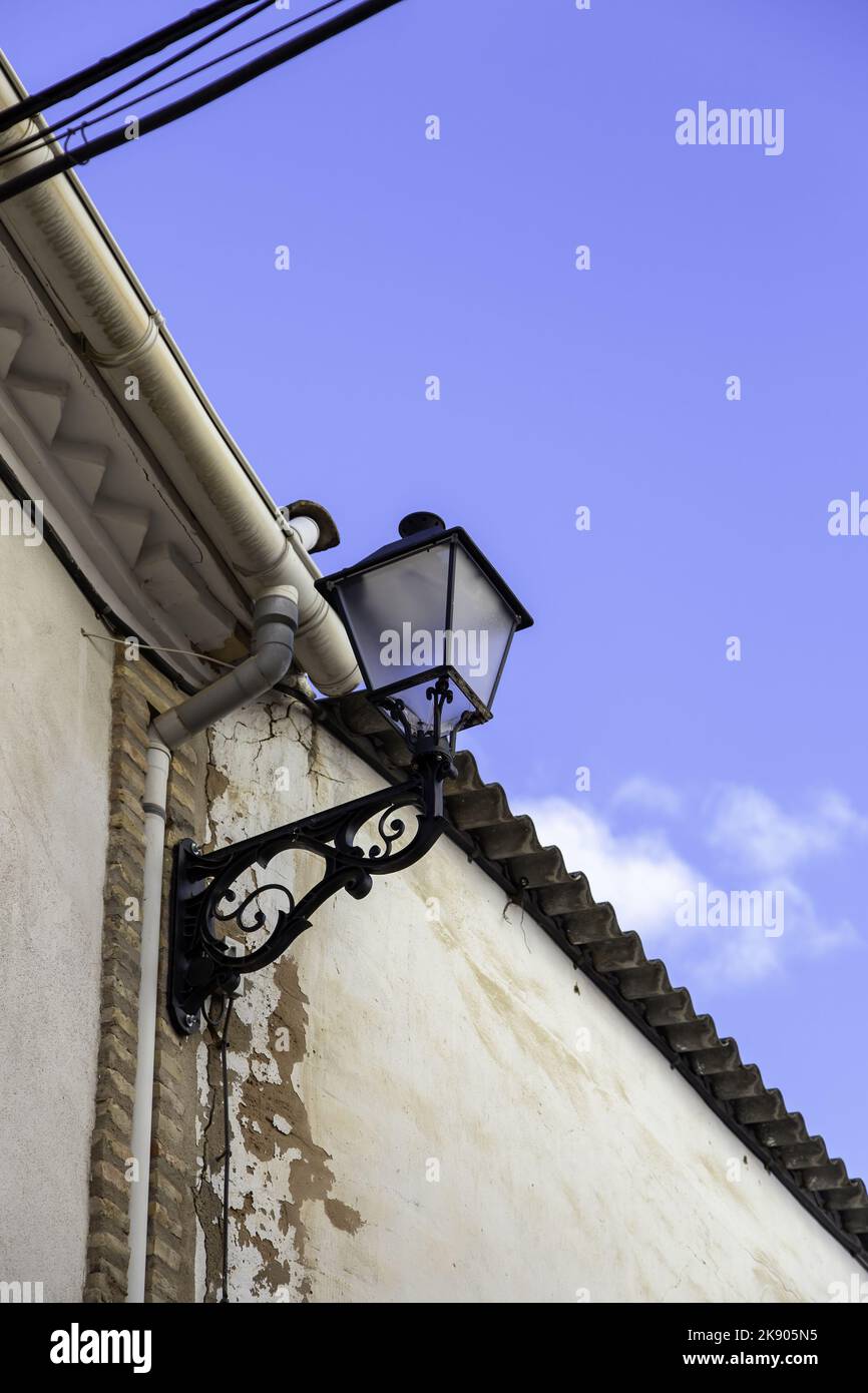 Detail der künstlichen Beleuchtung in einer Straße einer Altstadt Stockfoto