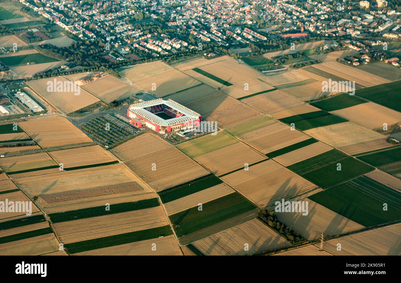 Mainz, Deutschland - 17. Juli 2014: Luftaufnahme der Coface Arena des bundesligafußballvereins Mainz 05. Die Arena heißt auch Opel Arena. Stockfoto