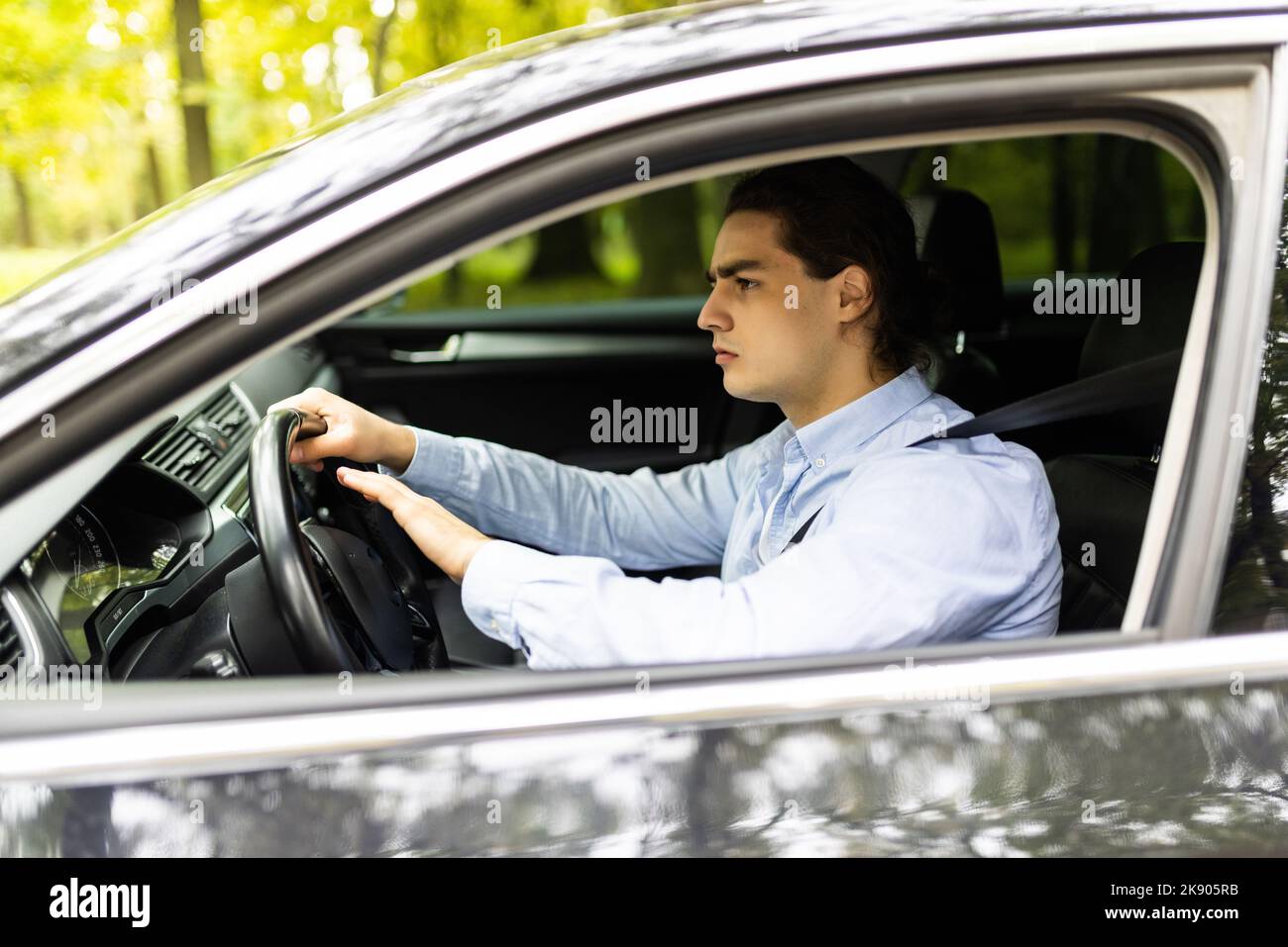 Wütender, aggressiver Fahrer piept und schreit im Auto. Straßenkonzept. Stockfoto