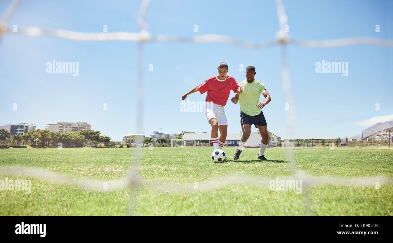 Fußball, Sport und Wettbewerb mit einem Mann Sportler und Gegner spielen ein Spiel auf einem Rasen. Fußball, Fitness und Bewegung mit einem männlichen Fußball Stockfoto