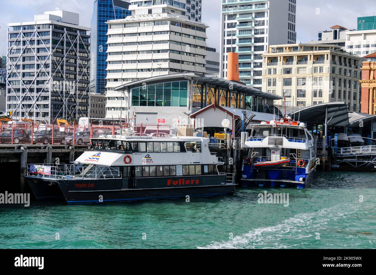 Verankerte Wassertaxis am Auckland Ferry Terminal im Hafen von Auckland in Auckland, Nordinsel, Neuseeland Stockfoto