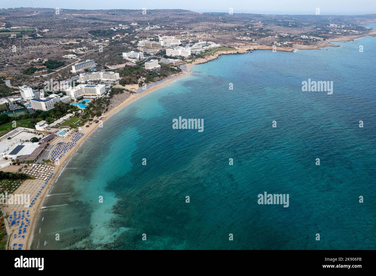 Drohne Luftaufnahme der Küste mit organisiertem Strand, Ayia Napa, Zypern. Stockfoto