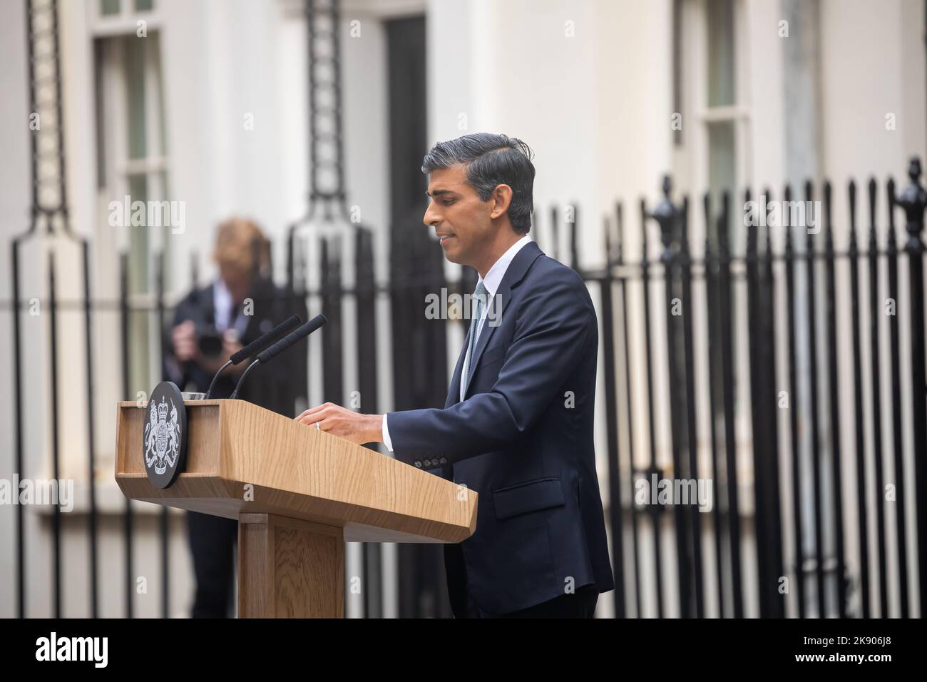 London, Großbritannien. 25.. Oktober 2022. Großbritanniens neuer Premierminister Rishi Sunak vor der Nummer 10, Downing Street, London. Er übernimmt die Übernahme von Liz Truss, die heute offiziell ausscheidet. Er kam an, nachdem er seine Majestät den König gesehen hatte, und seine erste Aufgabe wird sein, ein neues Kabinettsteam zu ernennen. Kredit: Keith Larby/Alamy Live Nachrichten Stockfoto