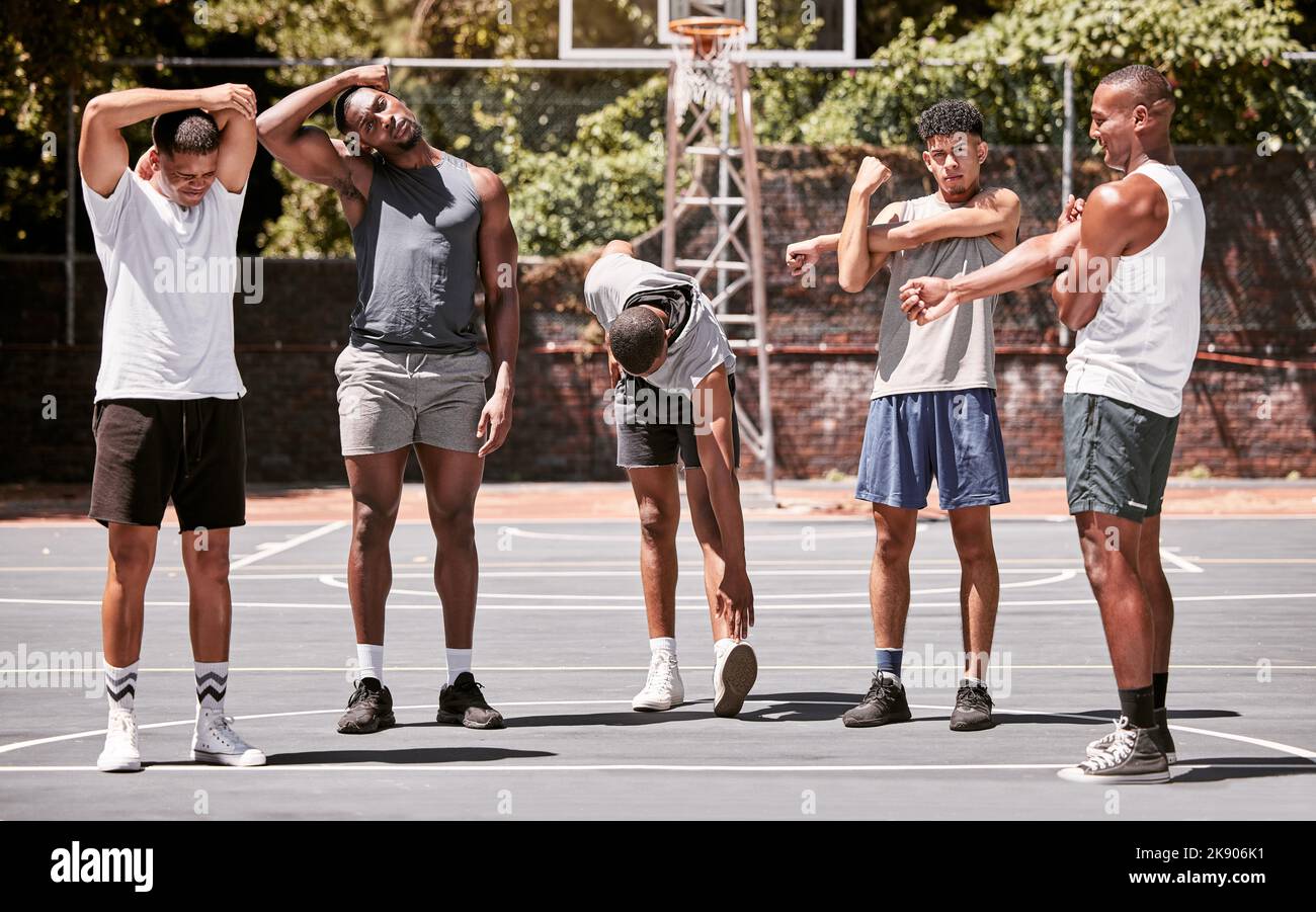 Fitness, Basketballplatz und Stretching, Sport und Männer wärmen sich für Training und Training, Basketballsport. Junge, schwarze Männer und starke, Muskeln Stockfoto