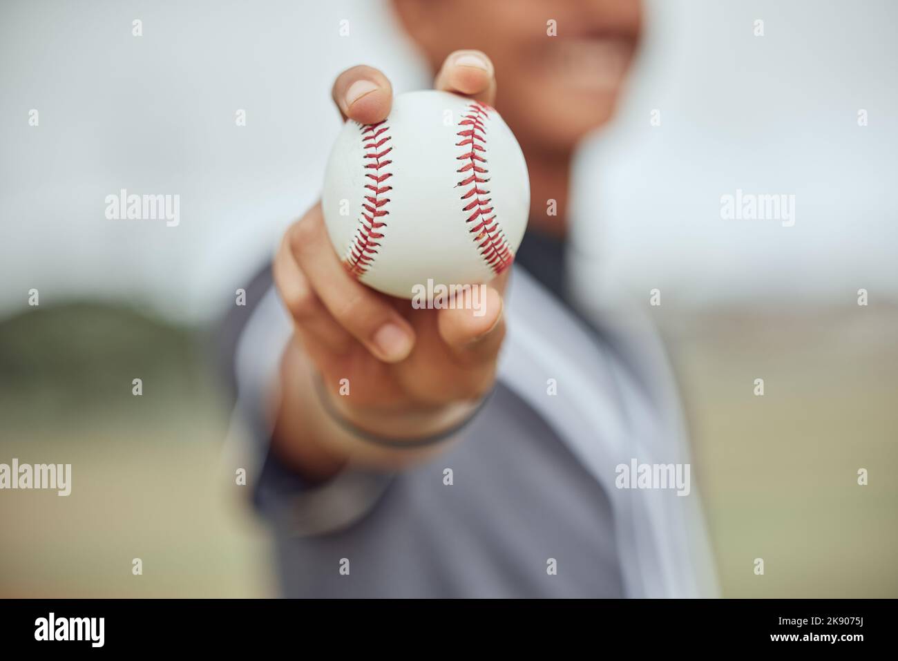 Athlet mit Baseballspiel in der Hand, Mann hält Ball auf dem Sportplatz oder dem Spielfeld im New Yorker Stadion. Amerikanische Baseballspieler fangen, trainieren Stockfoto