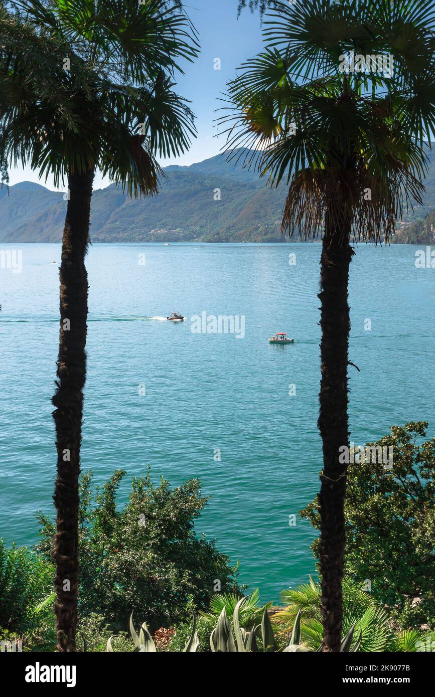Italien See, Blick im Sommer von den Hügeln über der malerischen Stadt Varenna von Booten Segeln auf dem Comer See, Lombardei, Italien Stockfoto