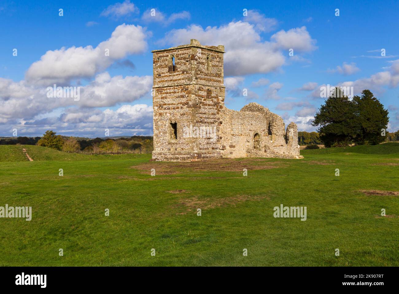 Die Ruinen der Knowlton Church, normannische Kirche aus dem 12.. Jahrhundert Nr Wimborne in Dorset, Großbritannien an einem sonnigen Tag im Oktober Stockfoto