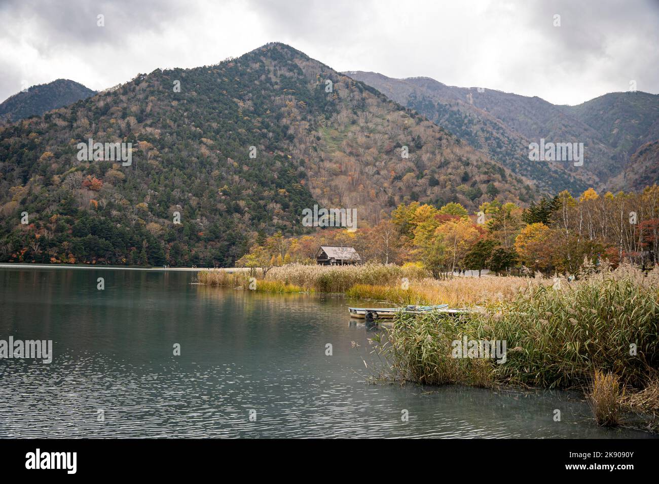 Herbstsaison, in der Nähe des Sees, kleines Haus, schöne Geschichte in erstaunlichen Ort Nikko Nationalpark in japan. Fotos in natürlichen Farben. Ländlicher Ort Autum Stockfoto