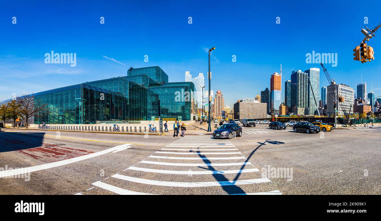 NEW YORK, USA - 21. Okt 2015: Straßenansicht mit Menschen in der Nachbarschaft Hells Kitchen in New York City, USA. Hell's Kitchen, auch bekannt als Clinton Stockfoto